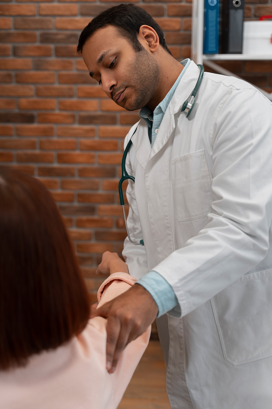 side-view-doctor-checking-patient side-view-doctor-checking-patient